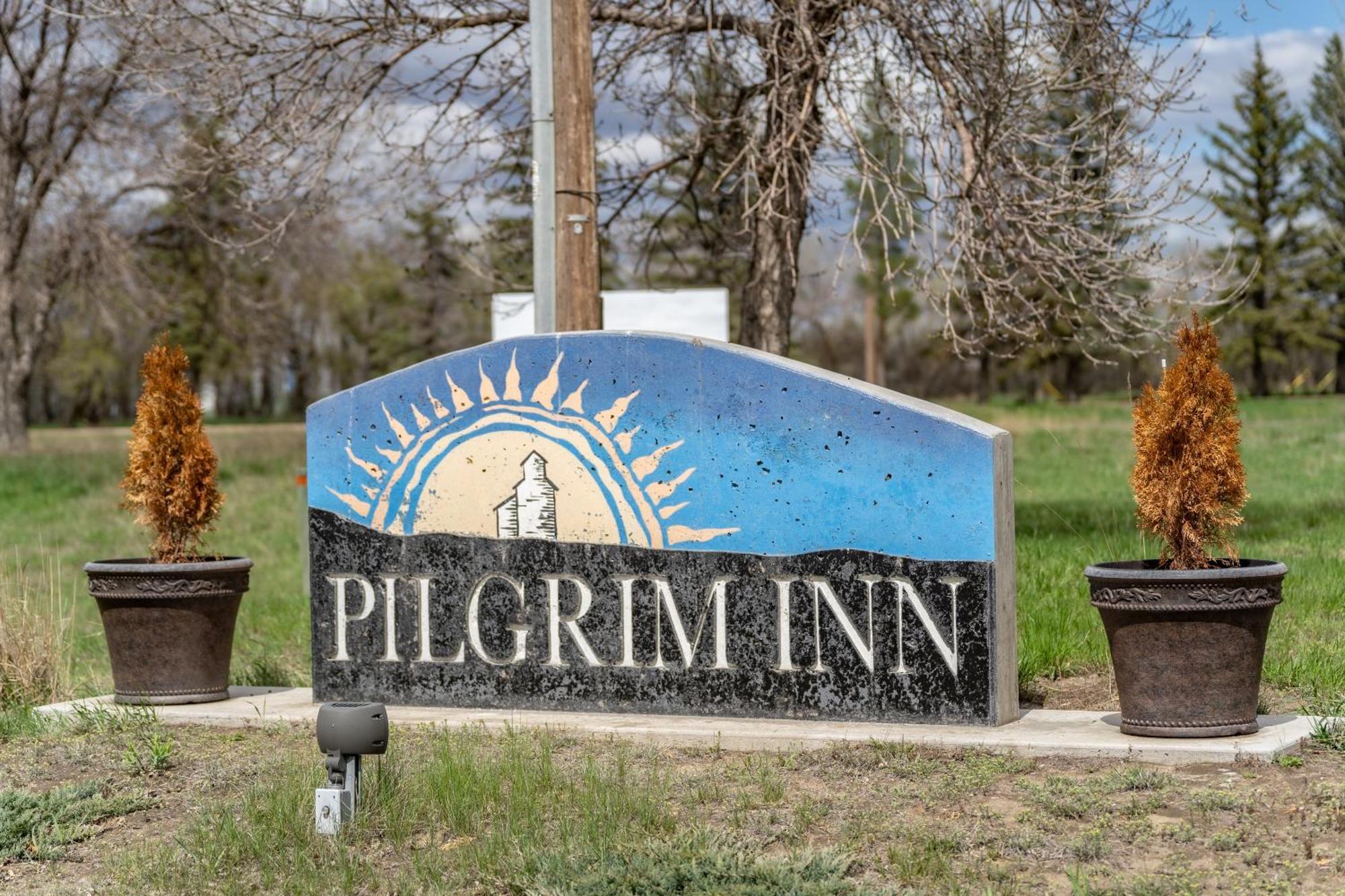 Pilgrim Inn Caronport Bagian luar foto
